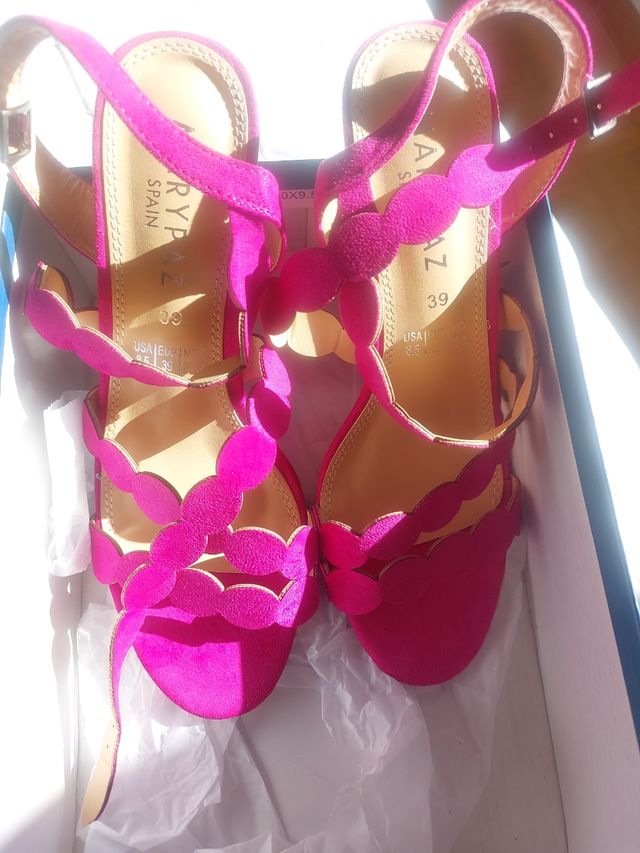 Sandalias rosas con diseño festoneado