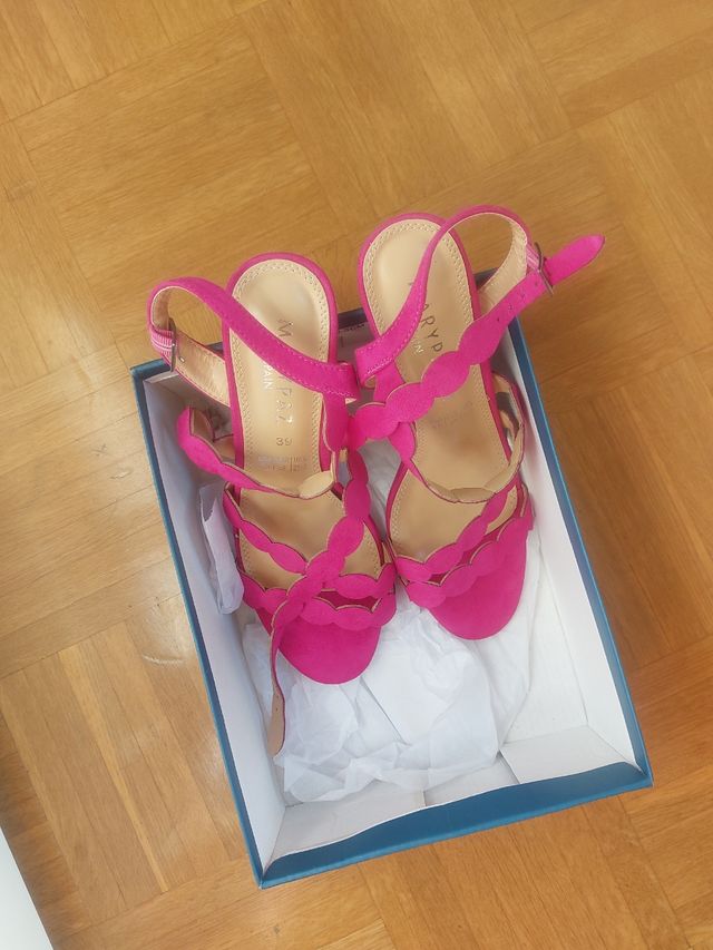 Sandalias rosas con diseño festoneado