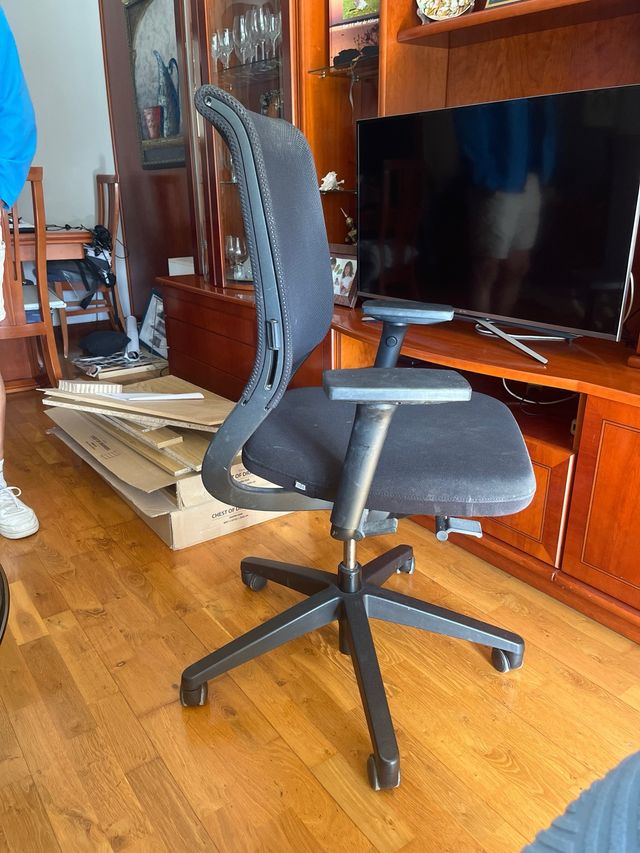 Silla de escritorio ergonómica negra