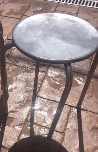 Banqueta de metal plateado