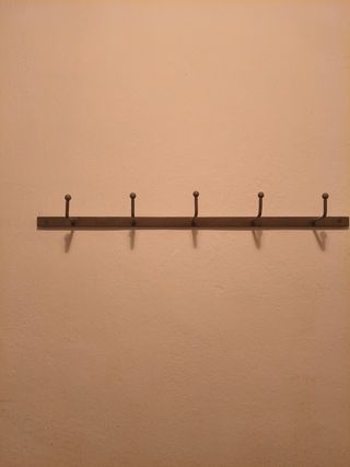 Perchero de pared metálico plateado