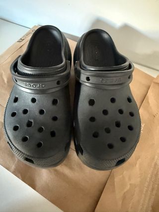 Crocs plataforma niña negros