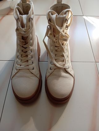 Botas de tela beige y marrón
