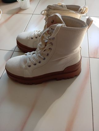 Botas de tela beige y marrón