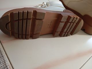 Botas de tela beige y marrón