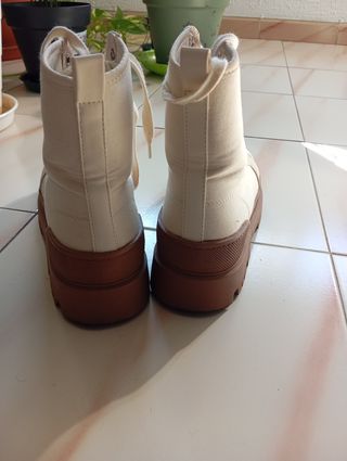 Botas de tela beige y marrón