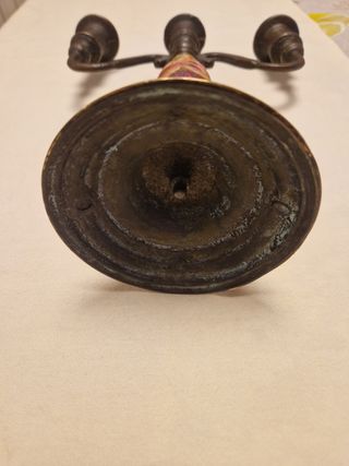 Candelabro antiguo de hierro y madera