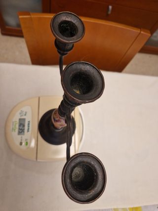 Candelabro antiguo de hierro y madera
