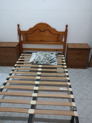 Cama de madera con mesitas