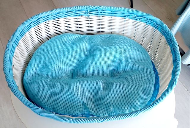 Cama para gato azul y blanca. 