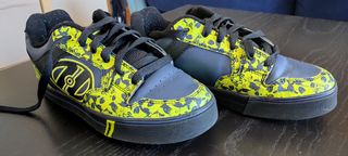 Zapatos Heelys Negros y Amarillos con Calaveras