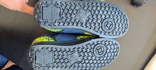 Zapatos Heelys Negros y Amarillos con Calaveras