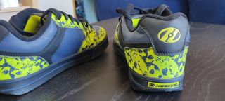 Zapatos Heelys Negros y Amarillos con Calaveras