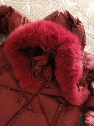 Abrigo de plumas rojo con gorro de pelo