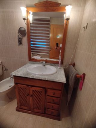 Mueble baño madera y mármol