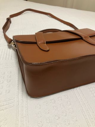 Bolso marrón nuevo con cierre original.