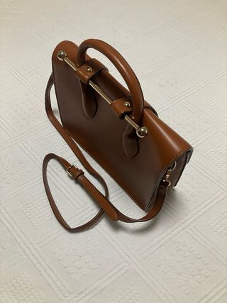 Bolso marrón nuevo con cierre original.