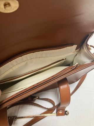 Bolso marrón nuevo con cierre original.