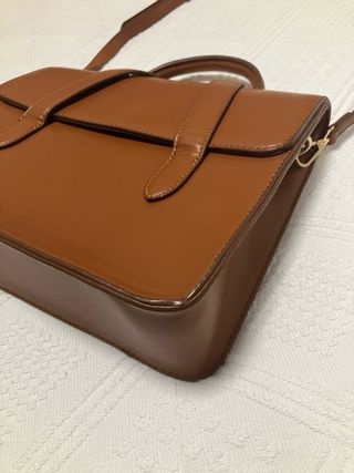 Bolso marrón nuevo con cierre original.