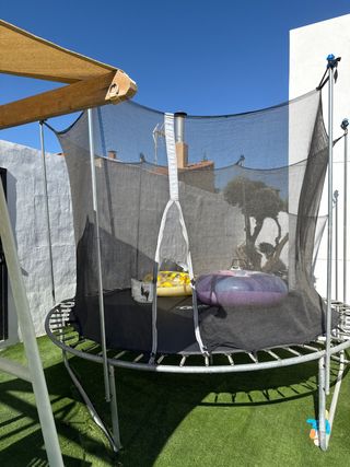 Cama elástica con red de seguridad