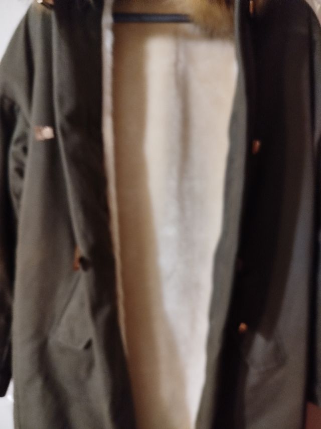 Gabardina forrada mujer verde con detalles dorados