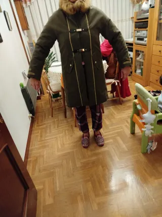 Gabardina forrada mujer verde con detalles dorados