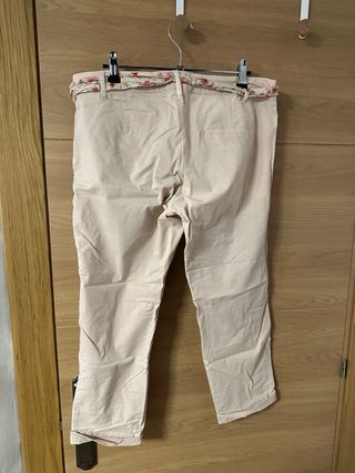 Pantalón pirata con lazada flores beige