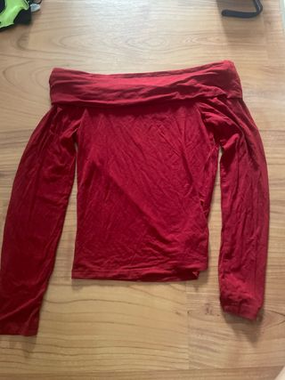 Top rojo hombros descubiertos