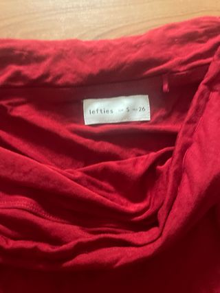 Top rojo hombros descubiertos