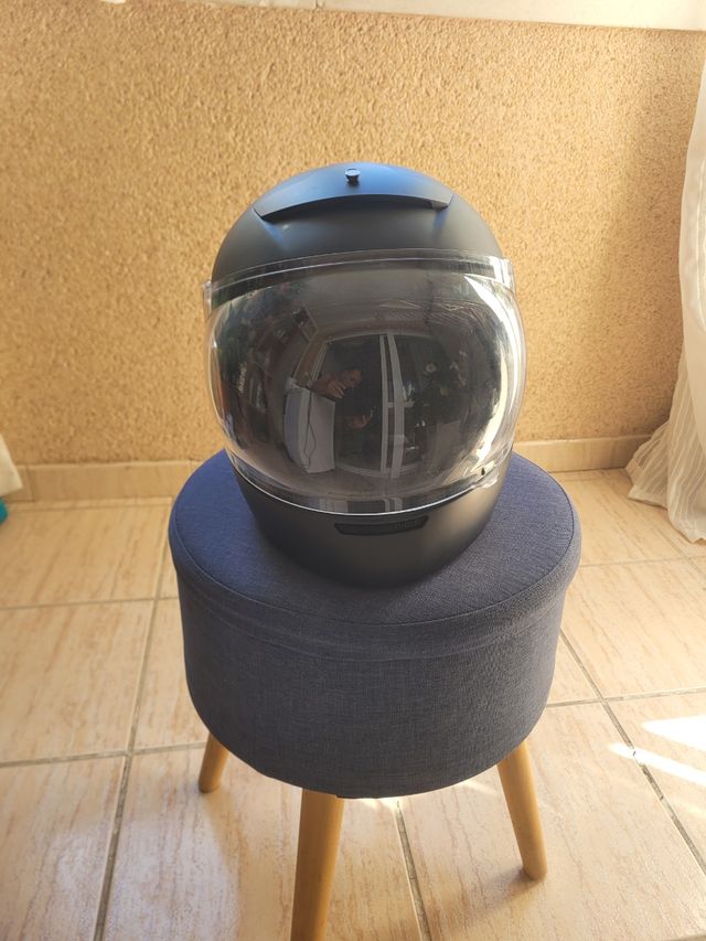 Casco de moto negro , una pena pero no es mi talla