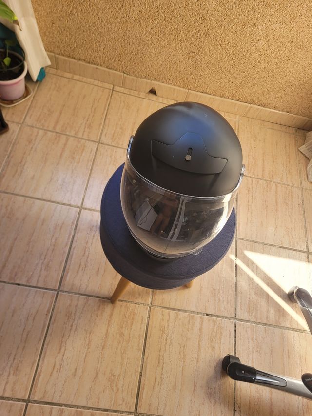 Casco de moto negro , una pena pero no es mi talla