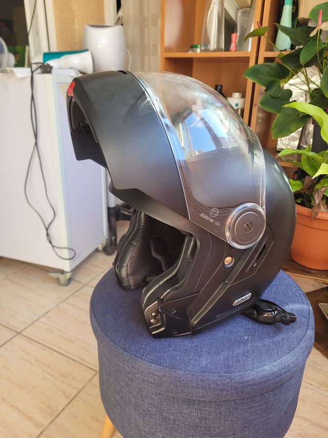 Casco de moto negro , una pena pero no es mi talla