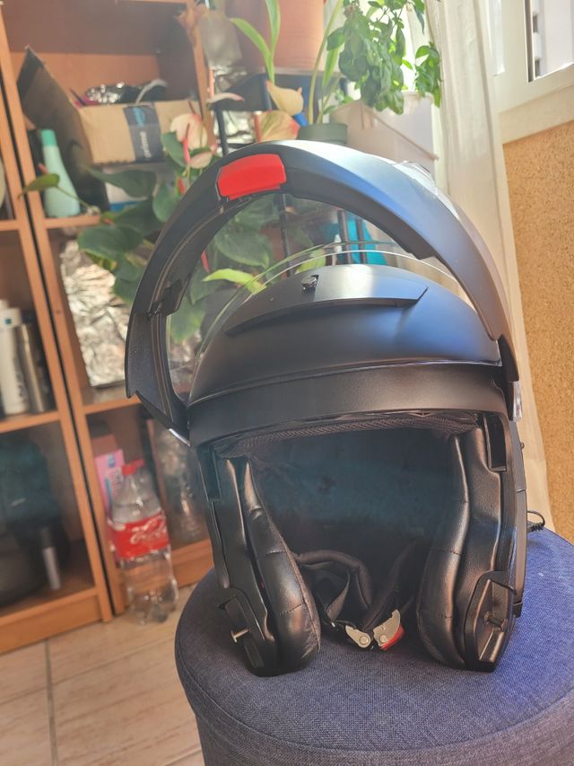 Casco de moto negro , una pena pero no es mi talla