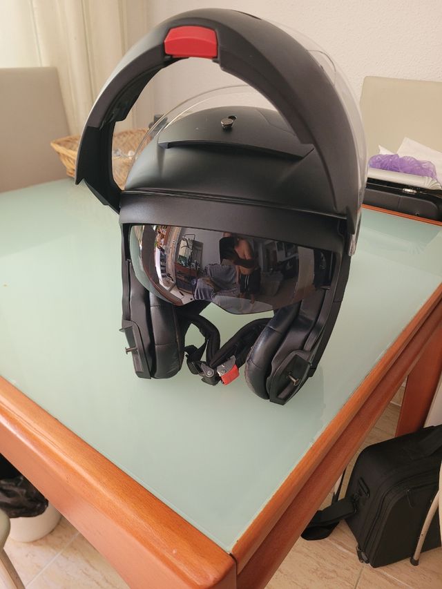 Casco de moto negro , una pena pero no es mi talla