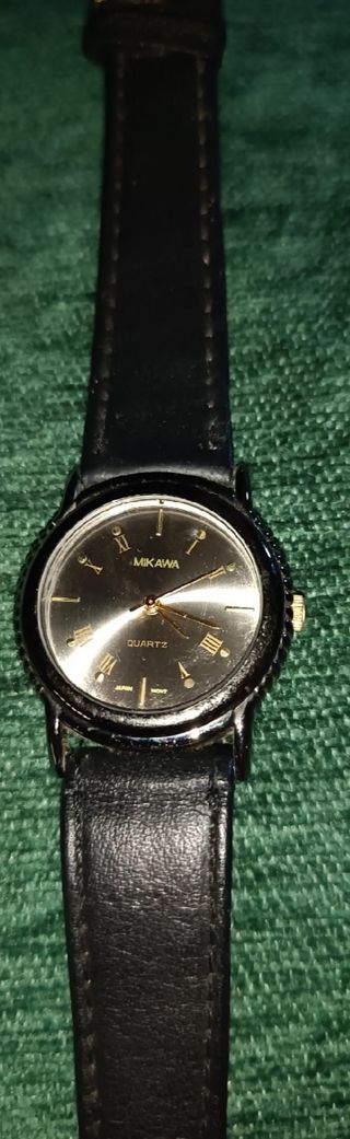 Reloj MIKWA pulsera piel negra y detalles dorados