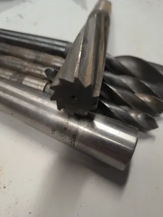 Brocas cónicas, acoplador y freza