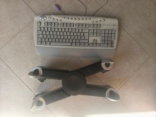 Torre Ordenador Antiguo con teclado y soporte