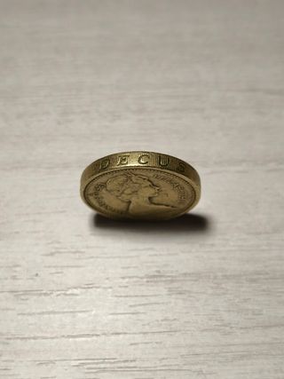 Rara moneta di One Pound 1 con errore di stampa