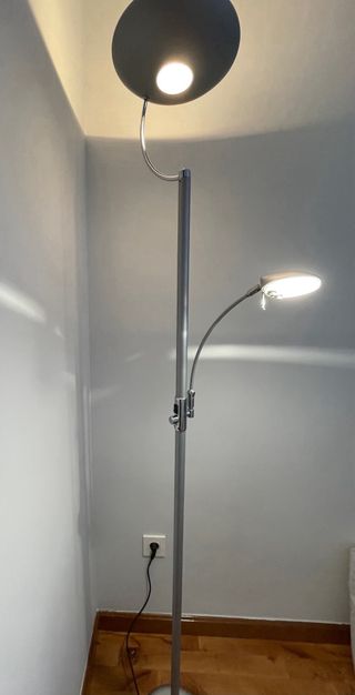 Lámpara de pie moderna plateada