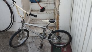 Bicicleta BMX plateada