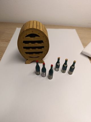 Cantinetta per vino in miniatura con bottiglie
