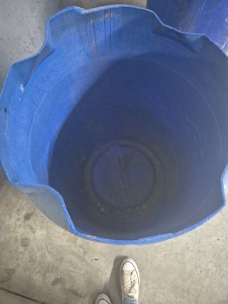 Bidón azul con boca abierta