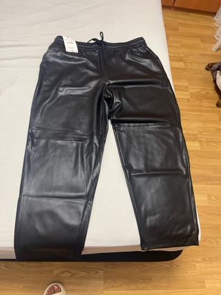 Pantalón polipiel Zara Talla XL