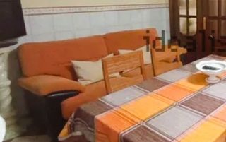 Sofá de tela naranja y beige
