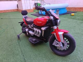 Moto eléctrica infantil roja Triumph