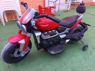 Moto eléctrica infantil roja Triumph