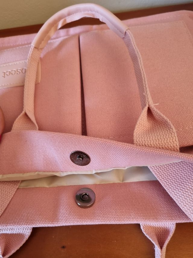 Bolso de mano rosa con bolsillos frontales