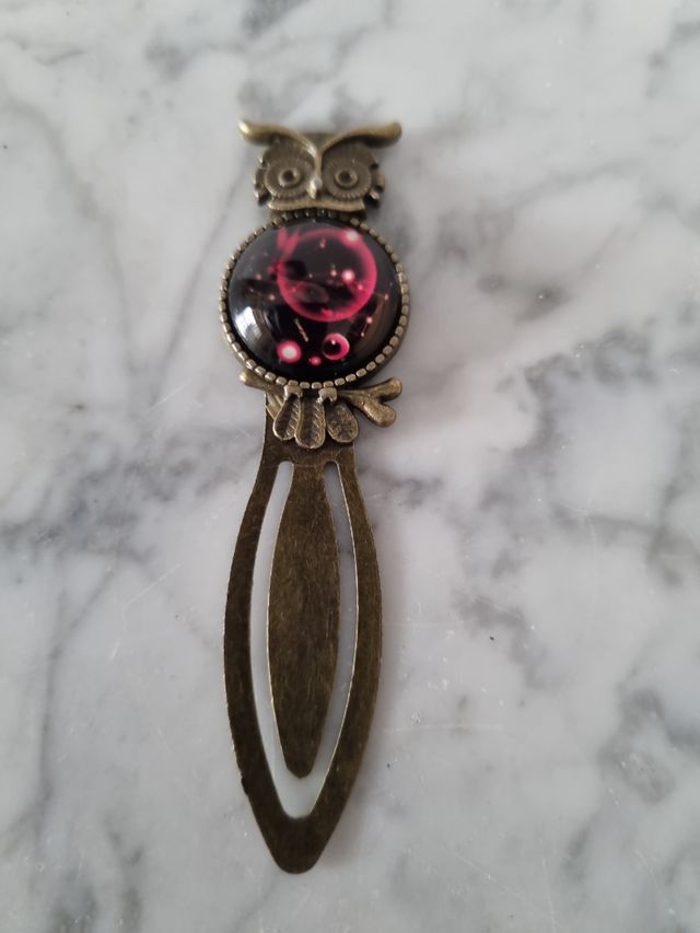 Marcapáginas de búho con diseño cósmico