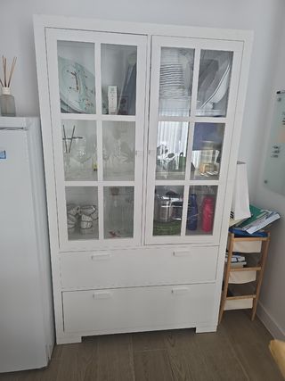 Armario de comedor blanco y cristal