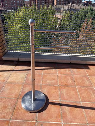 Toallero de pie plateado; 90 cm de altura